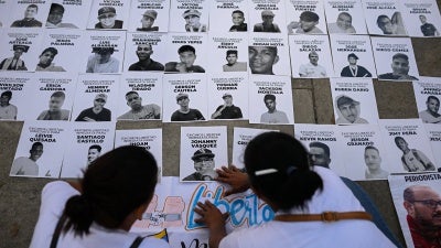 Parentes de presos políticos participam de um protesto 