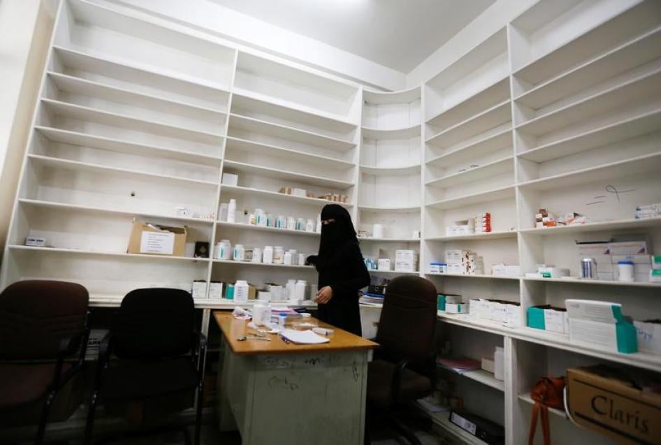 A worker is pictured in a government hospital's drug store in Sanaa, Yemen August 16, 2017. © 2017 Reuters/Khaled Abdullah